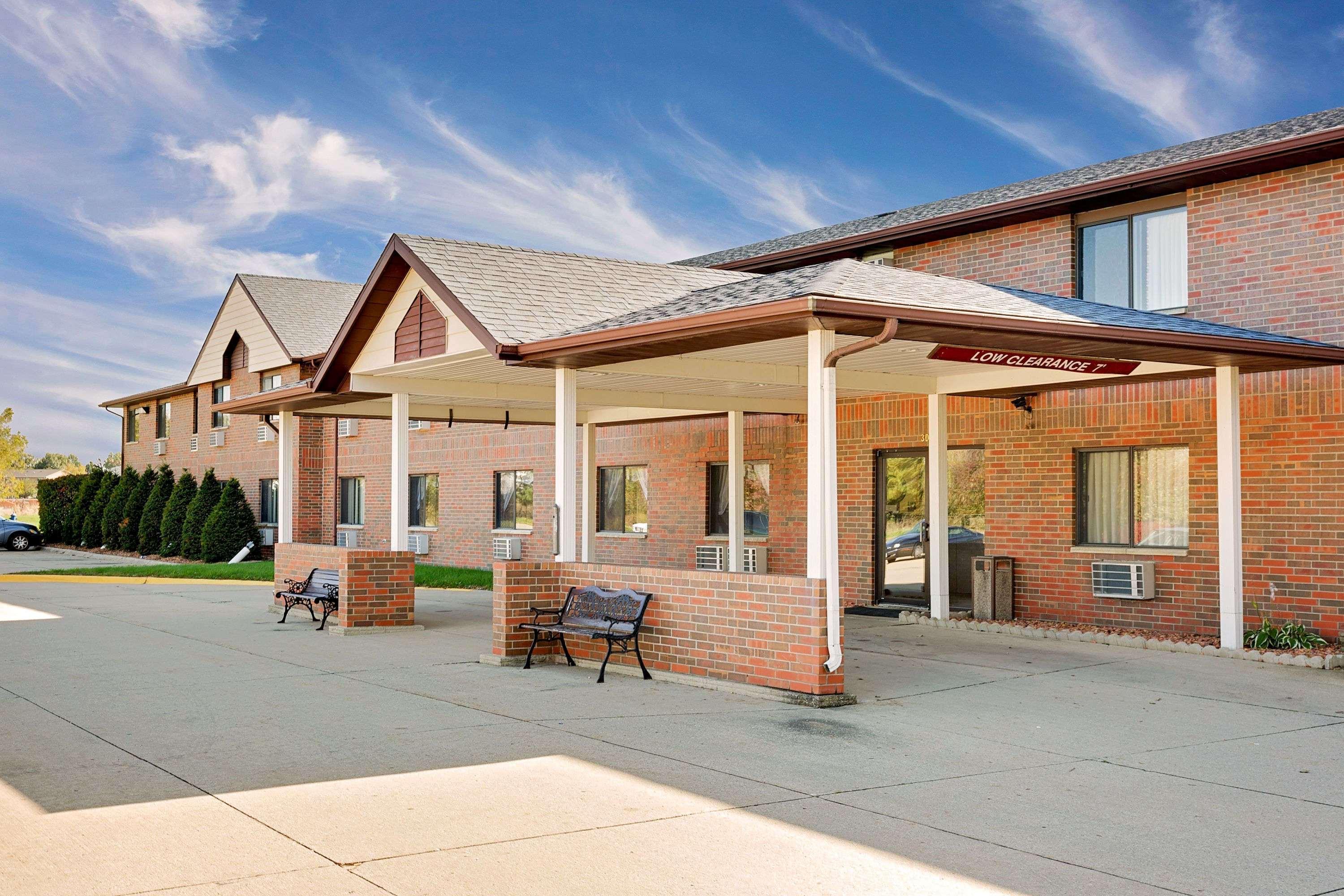Howard Johnson By Wyndham Waterloo/Cedar Falls Extérieur photo