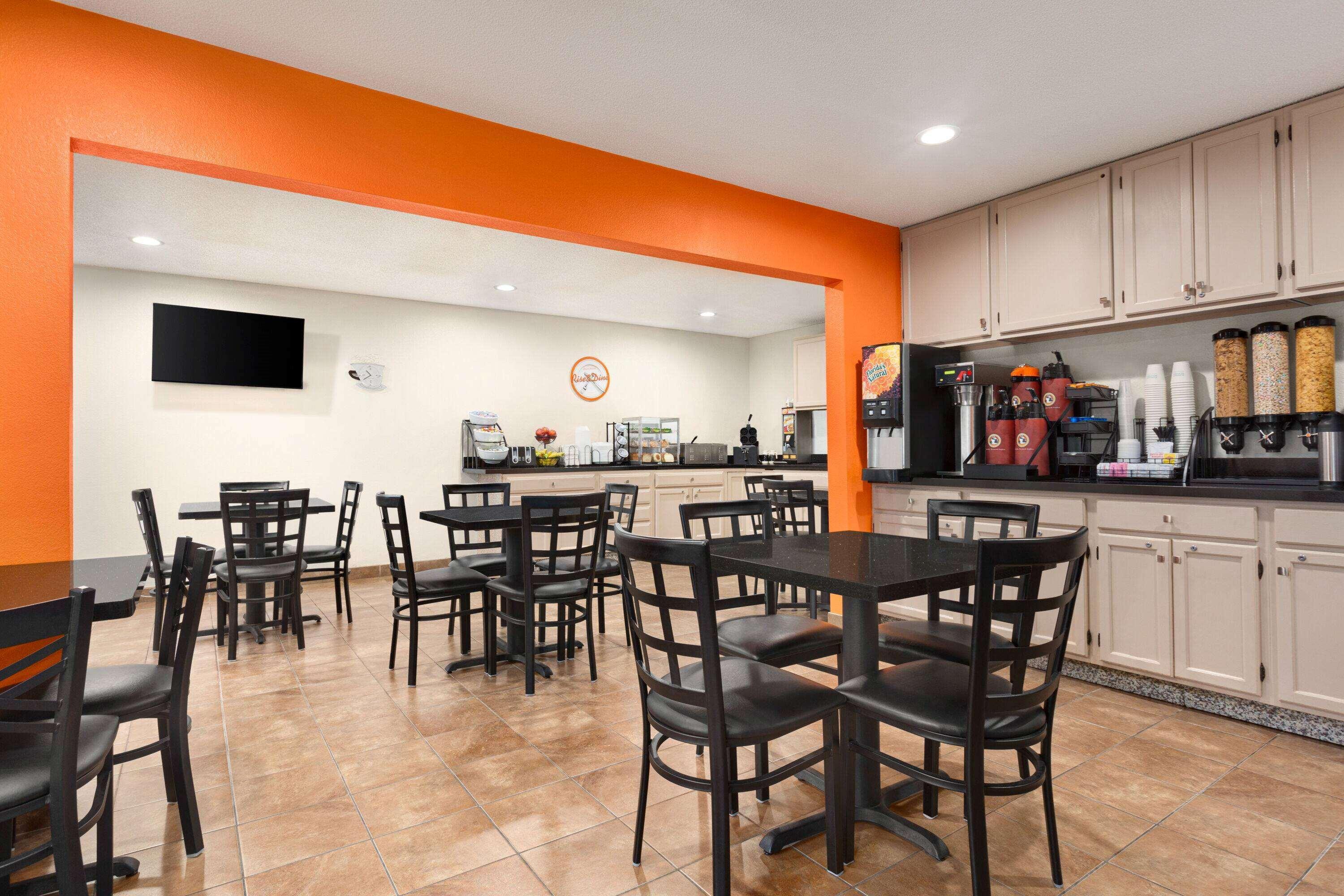 Howard Johnson By Wyndham Waterloo/Cedar Falls Extérieur photo