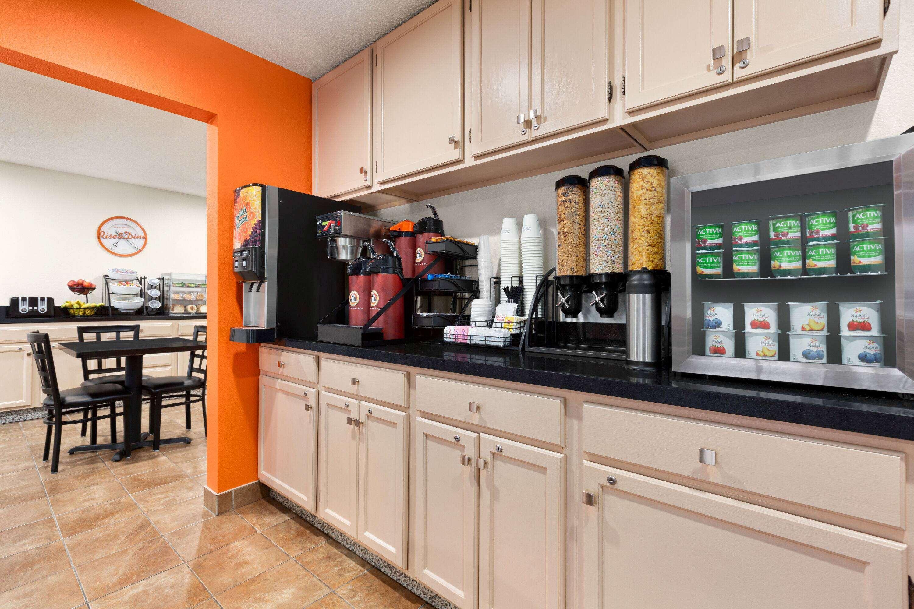 Howard Johnson By Wyndham Waterloo/Cedar Falls Extérieur photo