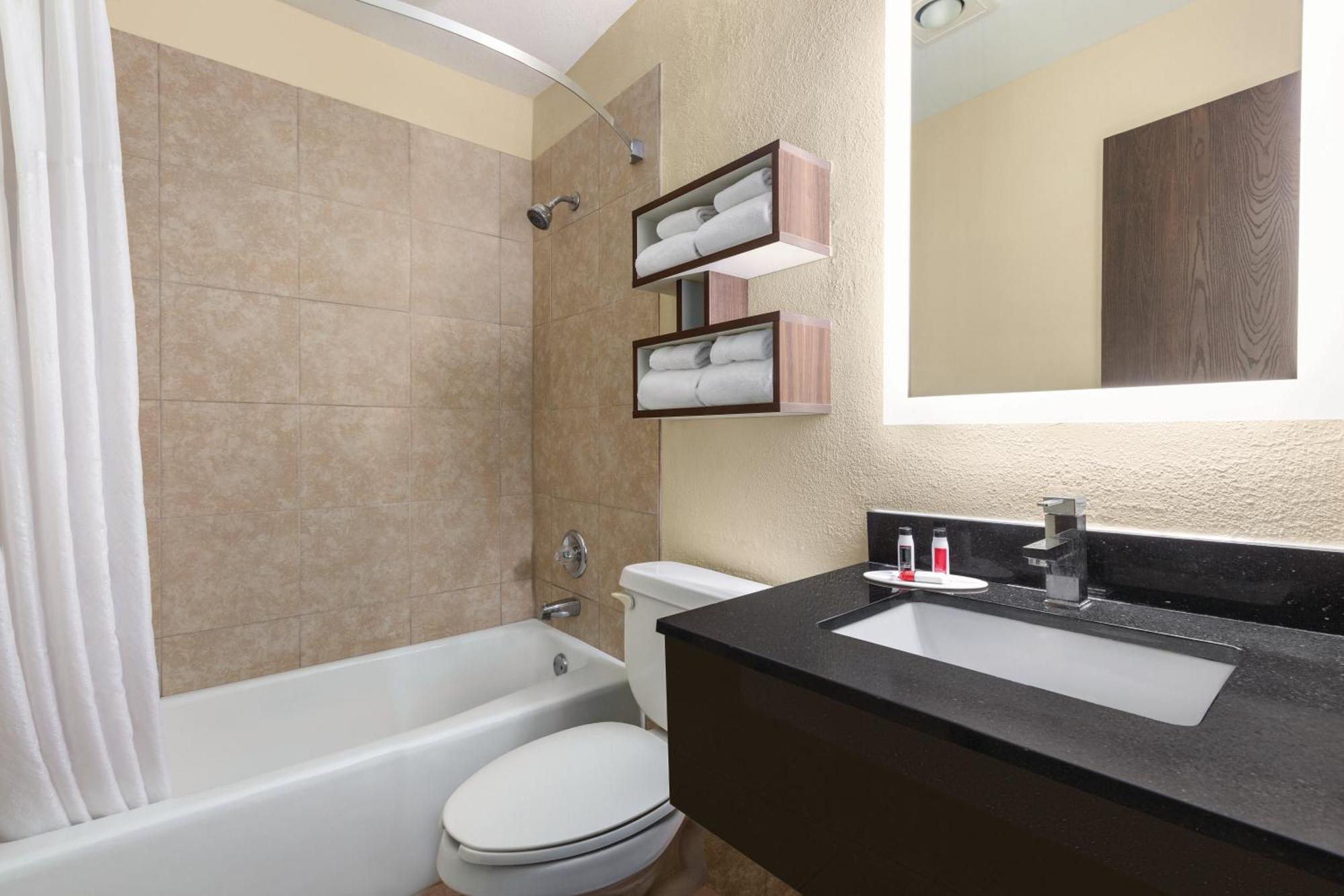Howard Johnson By Wyndham Waterloo/Cedar Falls Extérieur photo
