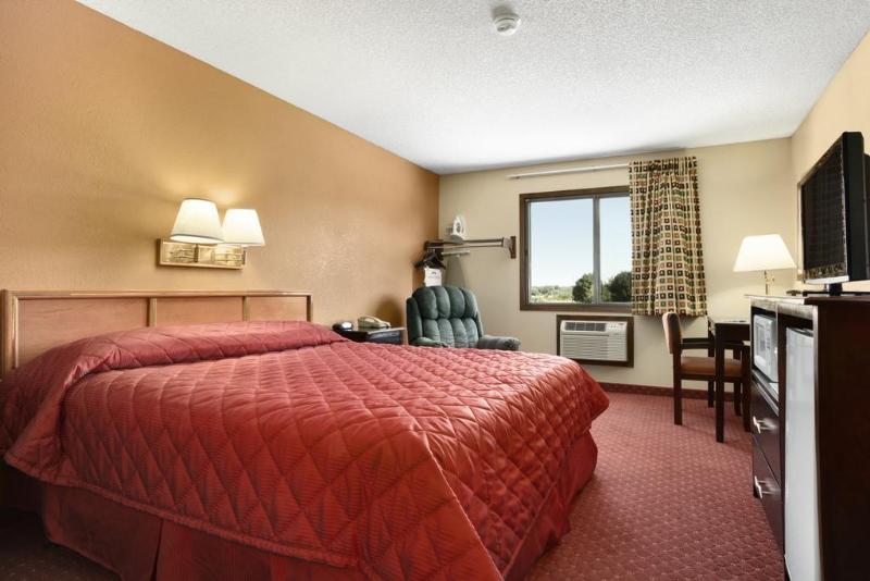 Howard Johnson By Wyndham Waterloo/Cedar Falls Extérieur photo