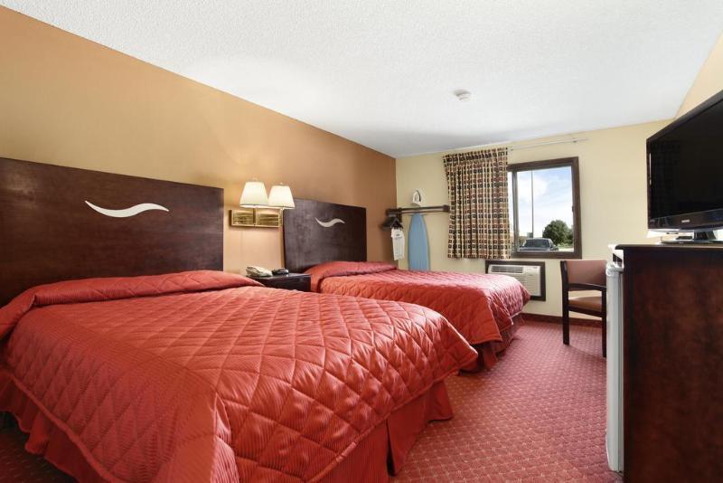 Howard Johnson By Wyndham Waterloo/Cedar Falls Extérieur photo